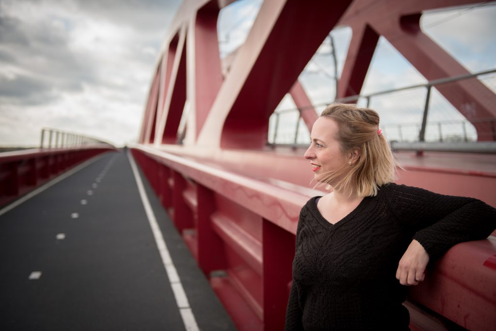 Hanneke Poelmans bij spoorbrug Zwolle bij de IJssel